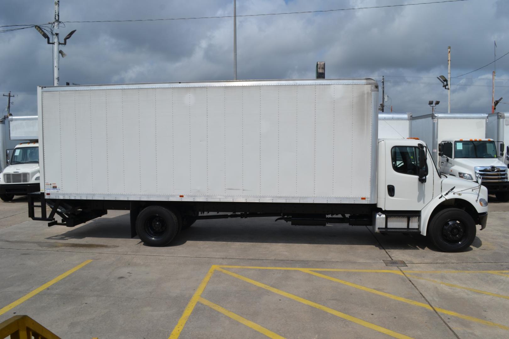 2017 WHITE /BLACK FREIGHTLINER M2-106 with an CUMMINS ISB 6.7L 240HP engine, ALLISON 2100HS AUTOMATIC transmission, located at 9172 North Fwy, Houston, TX, 77037, (713) 910-6868, 29.887470, -95.411903 - 26,000LB GVWR NON CDL, 26FT BOX, 13FT CLEARANCE , 103" X 102", MAXON 3,500LB CAPACITY ALUMINUM LIFT GATE, DUAL 50 GALLON FUEL TANKS,SPRING RIDE - Photo#3